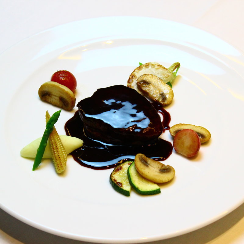 牛フィレ肉のソテー ヴィンテージポルト酒のソース(ヴァン・ブルー)