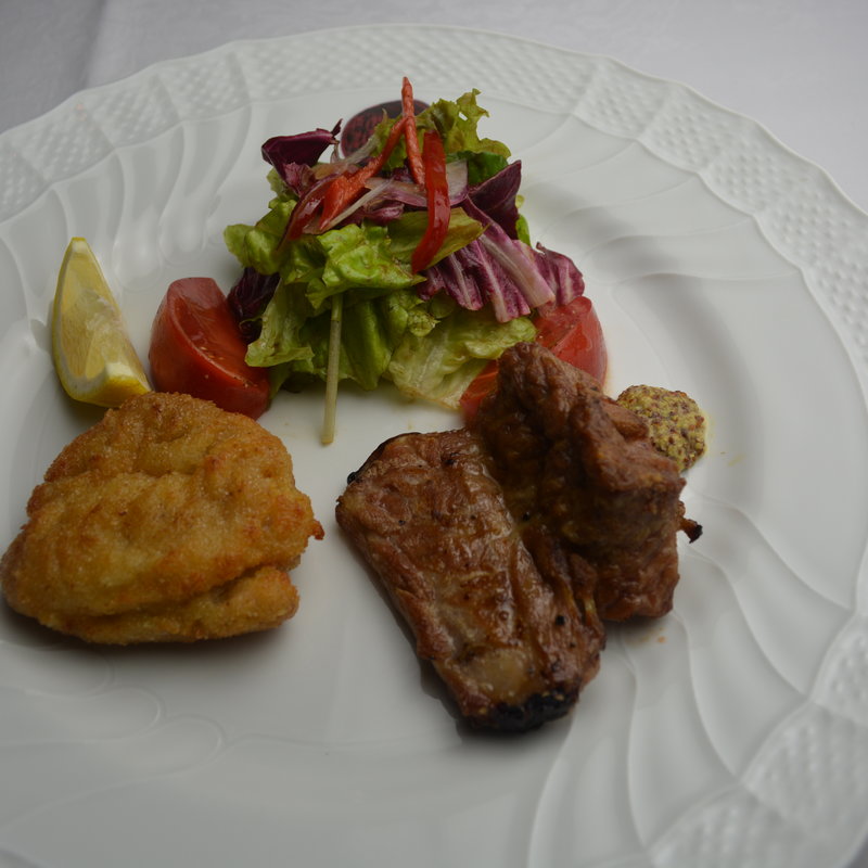 日向鶏のカツレツと岩中豚のスペアリブ(ヴィーニ・ディ・アライ)