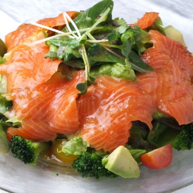 アボカドとサーモンのサラダ(秋葉原ダイニング ラフィーネ)