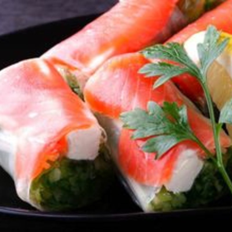 スモークサーモンとクリームチーズの生春巻き ジェノバソース(龍の隠れ家 )