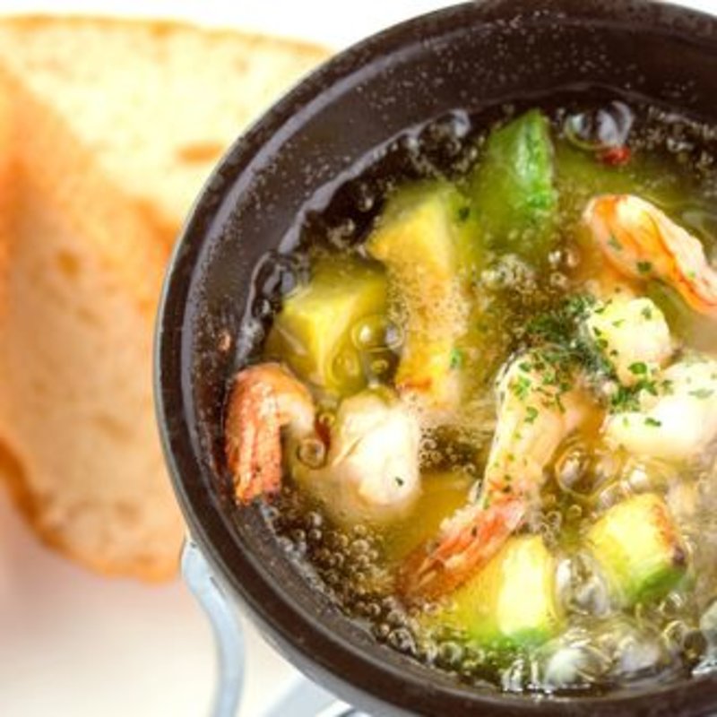 海老とアボカドのアヒージョ(Solare （-ソラーレ-）)