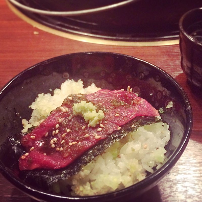 生ロース丼(焼肉 十々 西麻布店)