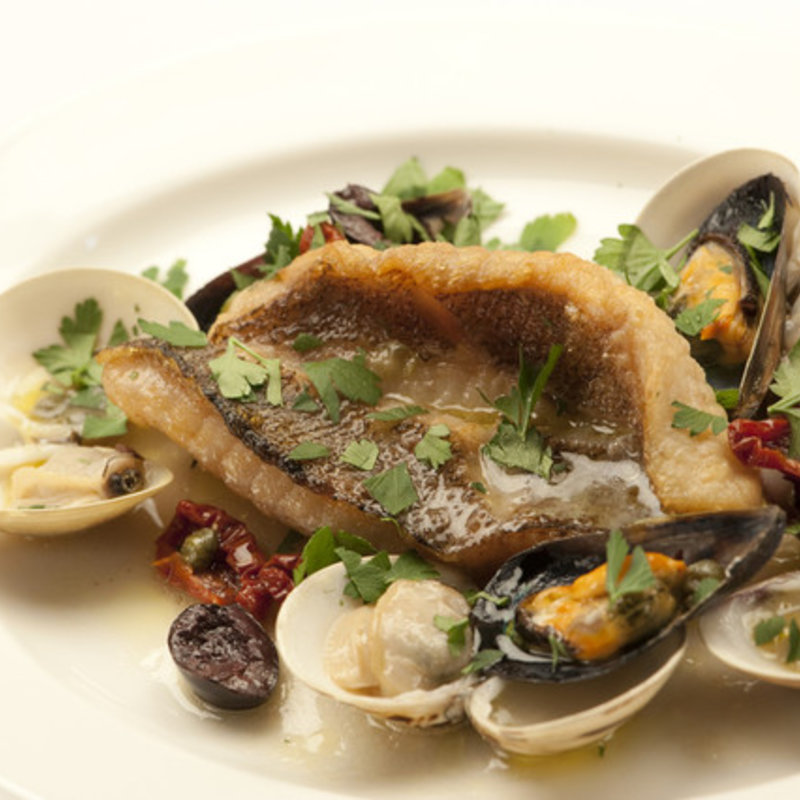 鮮魚とアサリの蒸し焼き(ヴィノ・ヒラタ)