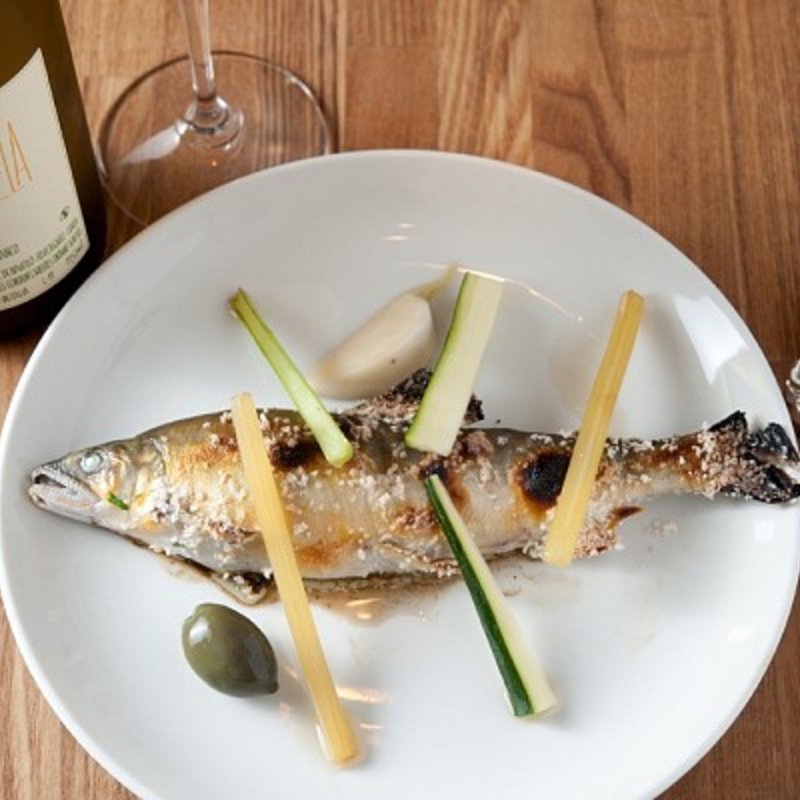 鮮魚の塩焼き(Academic Wine Bar ワインのばか)