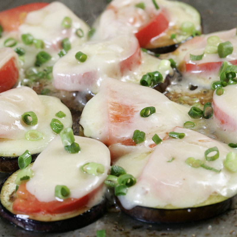 トマトと茄子のチーズ仕立て(鉄板焼・炭火焼　WASSHOI)