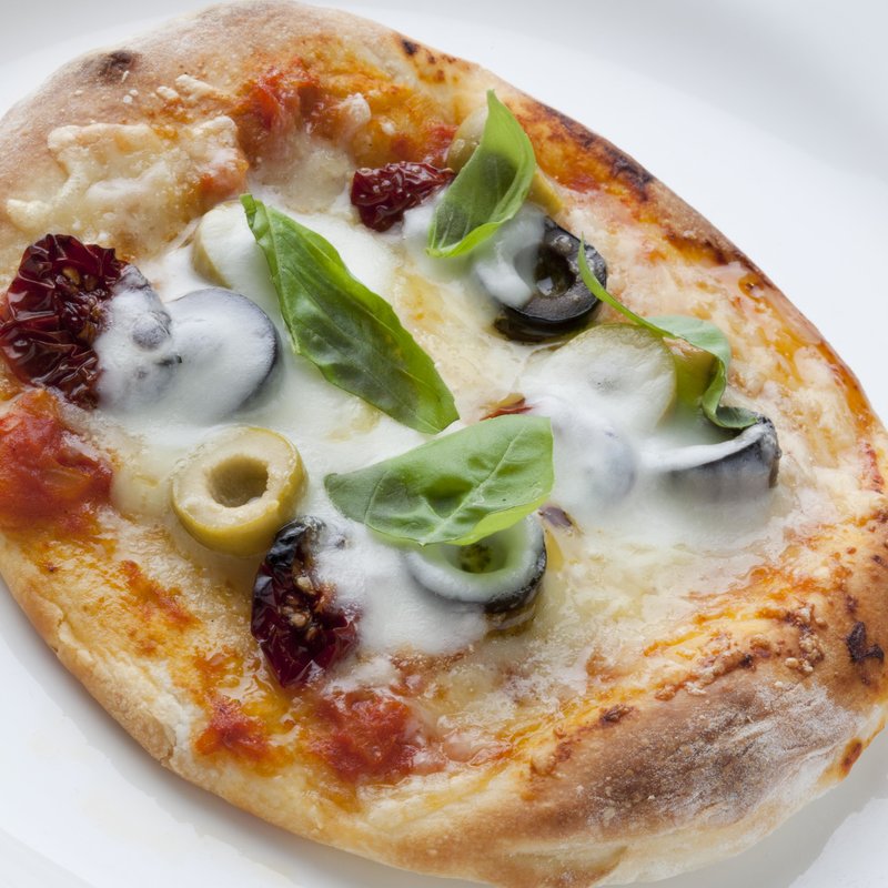 アンチョビとバジルのピザ(チーズ＆ワインレストラン 村瀬)