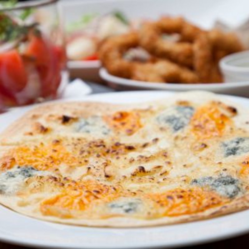 玉子とブロッコリーのピザ(新宿ワイン酒場 )