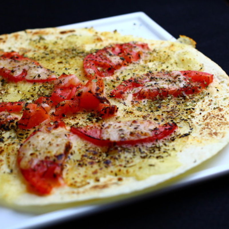 フレッシュトマトのおつまみピザ(秋葉原バル モンパカ )