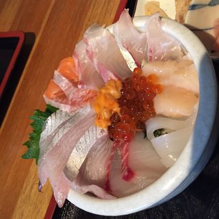 海鮮丼(夜明茶屋 （ヤマヒラ）)