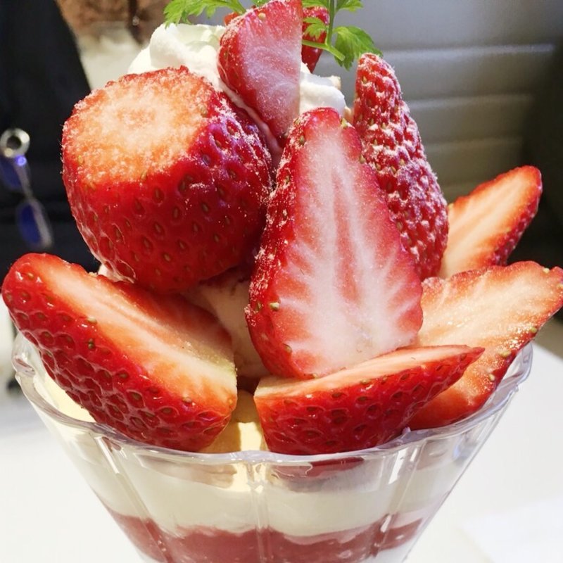 紅ほっぺイチゴのパフェ(タカノフルーツパーラー 池袋東武店)