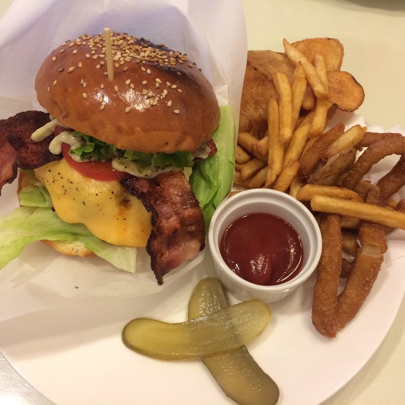 石垣島ベーコンチーズバーガー(ビン （Ishigakijima Kitchen Bin）)