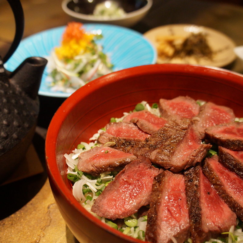 ローストビーフ丼(季節料理わだつみ)