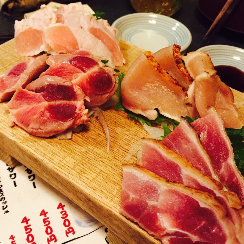 鳥刺し(鶏と玉子のオオモリヤ)