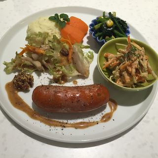 惣菜サラダとマンガリッツァ・デブレツェンソーセージ(CAFEミーム （カフェミーム）)