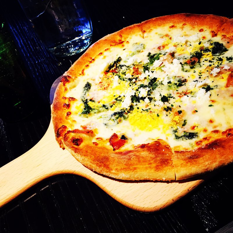 菜の花のクリーミーピザ(ウルフギャング・パックPIZZA BAR アレア品川店)