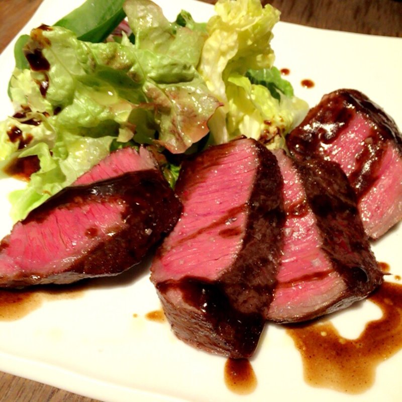 国産牛のタリアータ　バルサミコソース(ワインバル　ピノ )