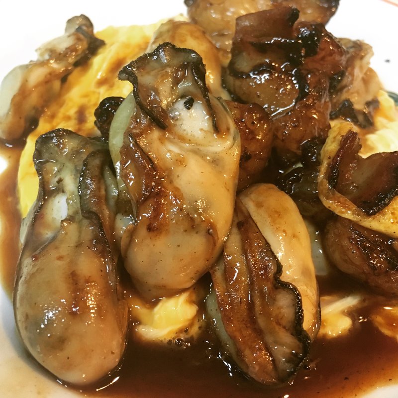 美味しすぎる牡蠣とホルモンの鉄板あわせ焼き(お好み たまちゃんviva)