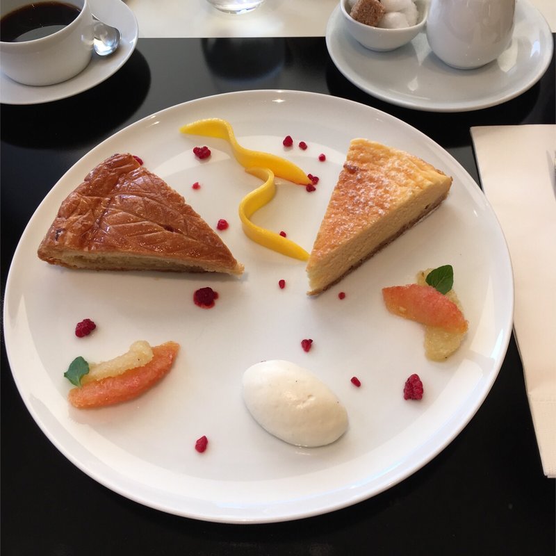 2種のケーキプレート(カフェ・トロワグロ （CAFE TROISGROS）)