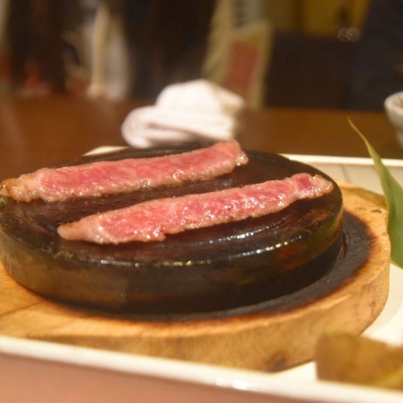 国産牛ロースの石炙り焼き(レストランバーココシス)