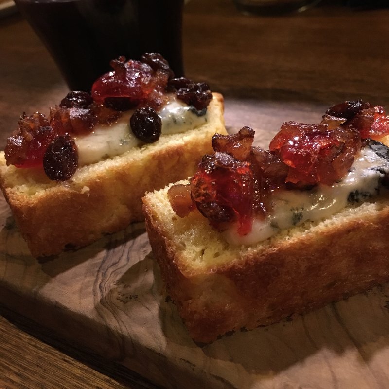 ドライフルーツとブルーチーズのブリオッシュトースト(ビストロ エンドロール)