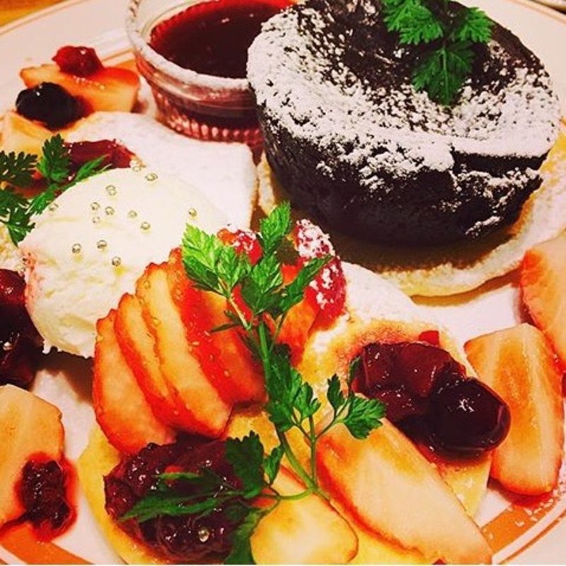 苺とフォンダンショコラのパンケーキ(鴨ねぎや )