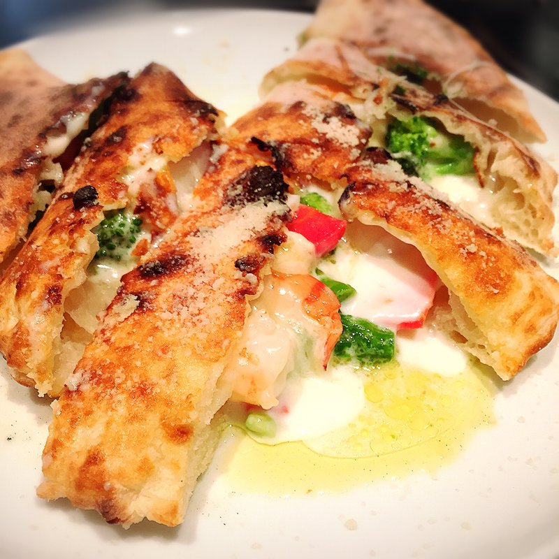 海老と初春野菜の包み焼きピッツァカルツォーネチーズフォンデュ風(グッドモーニングカフェ 池袋ルミネ店 （GOOD MORNING CAFE）)