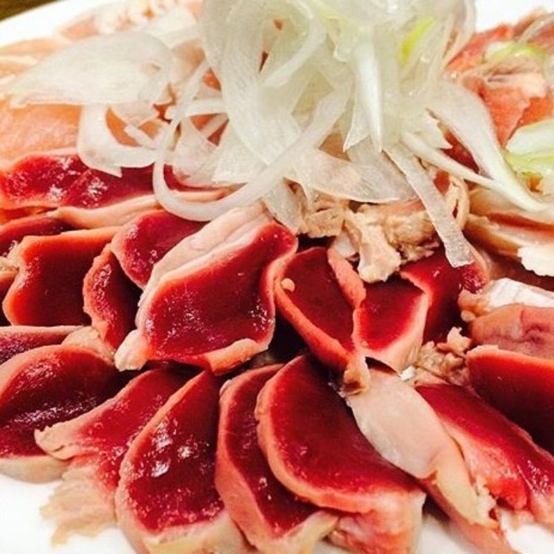 鶏刺し(居酒屋 りょうじゅ)