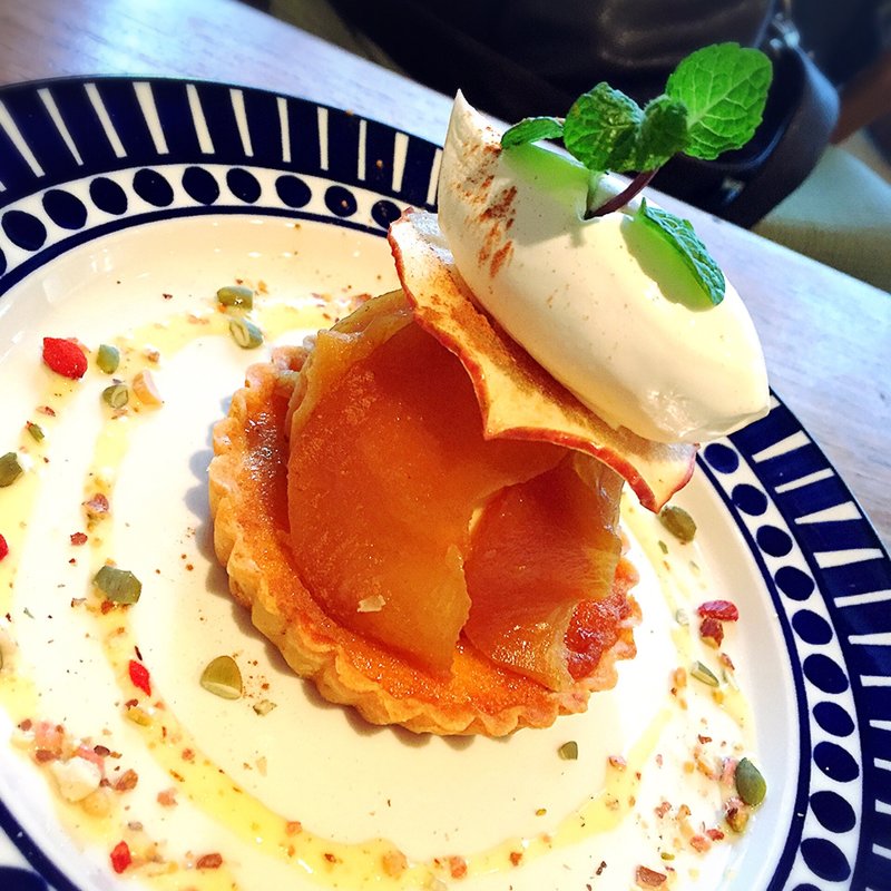 りんごのタルト(ROUGH RARE )