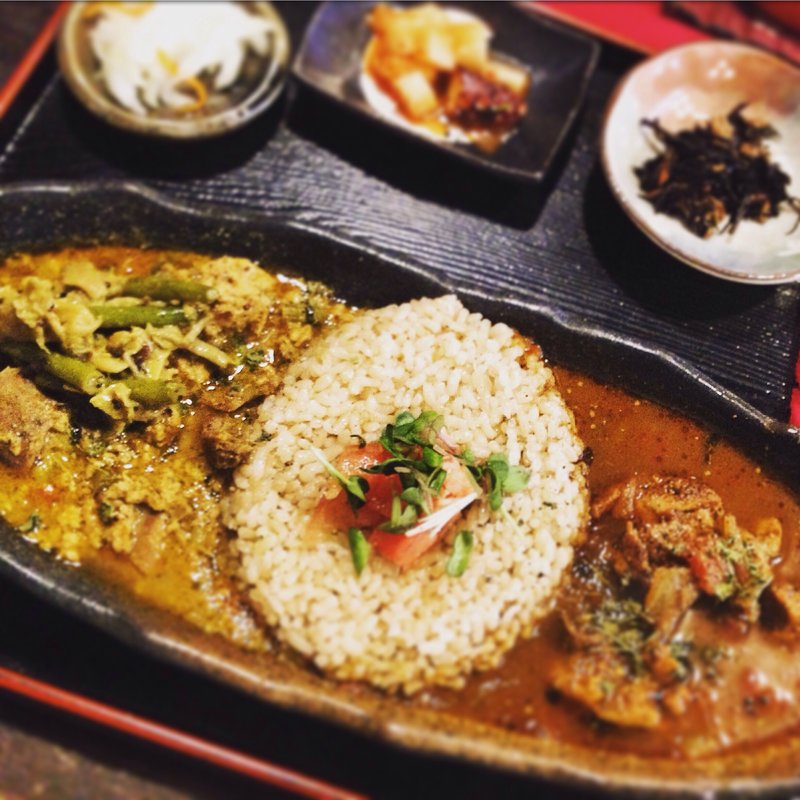 チキンの砂ズリ入りキーマと スパイシーチキンカレーのあいがけ(旧ヤム邸 空堀店)