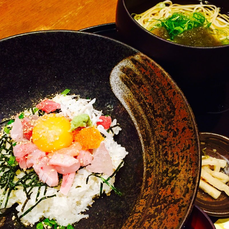 うおまん海鮮まかない丼と昆布うどん(うおまん E－ma梅田店)