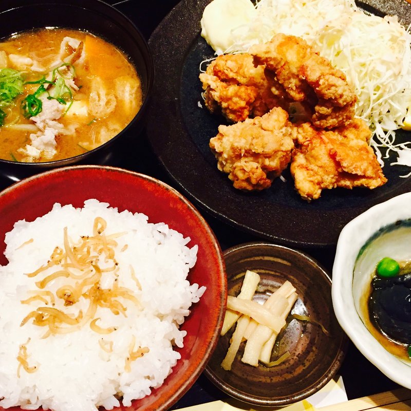 柔らか若鶏の唐揚げと具沢山豚汁御膳(うおまん E－ma梅田店)