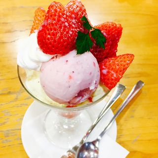 今日一番美味しい苺を使ったいちごパフェ(キムラ フルーツ 三番街店 （KIMURA FRUIT）)