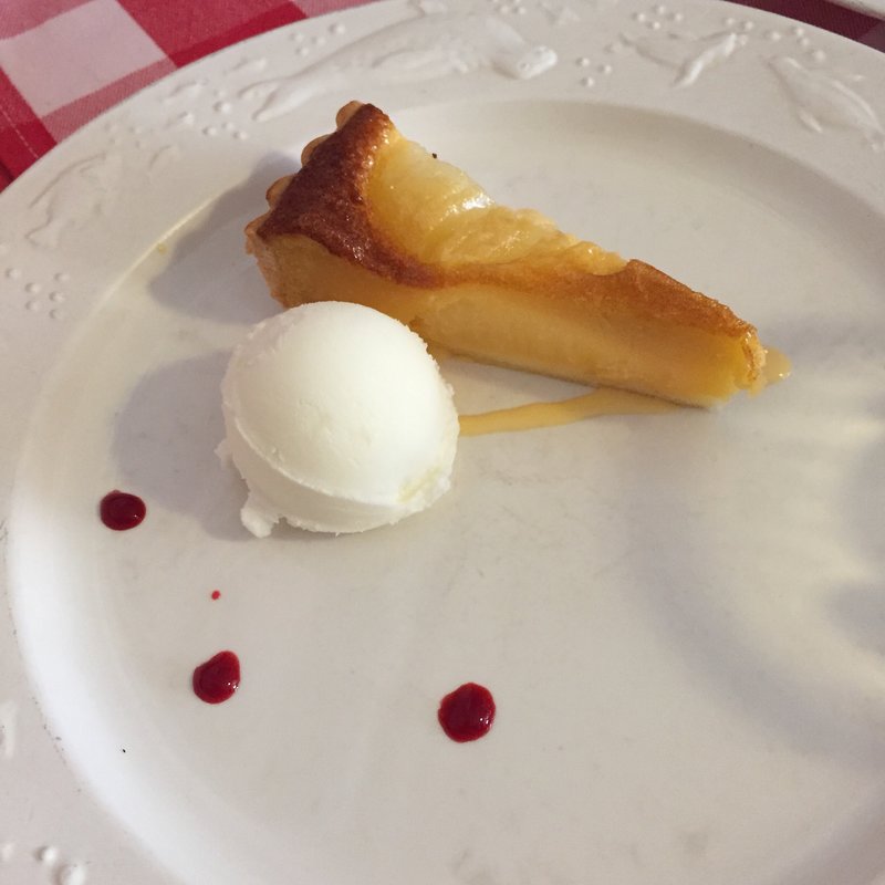 洋梨のタルトと岩塩入りのアイス(ブラッスリーグー 矢来店)