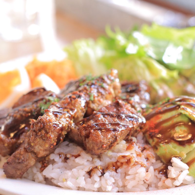 豚肉とアボカド丼(nid)