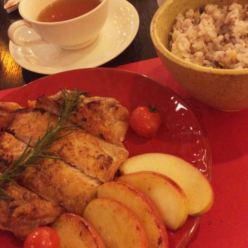 青森県産津軽鶏と林檎の香草焼き(文房具カフェ)