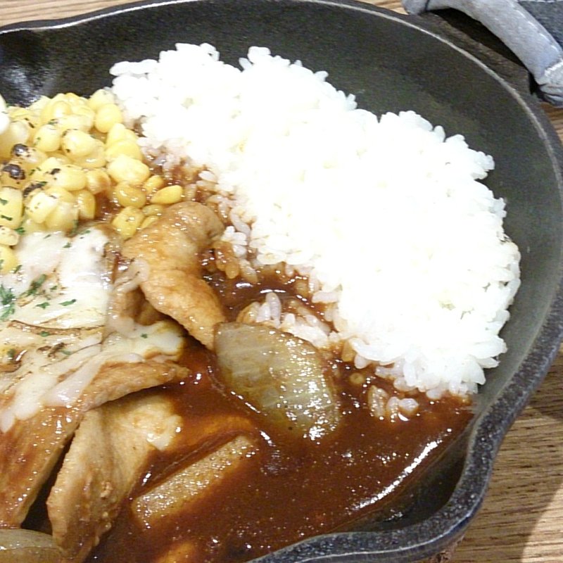 玉ねぎとジャガイモの欧風チーズカレー　炙りコーントッピング追加(camp express 海老名店)