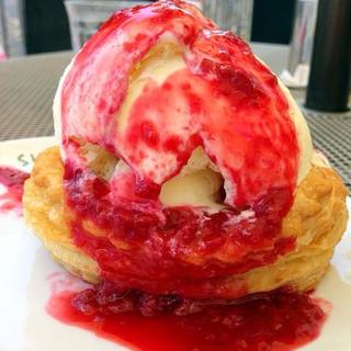 アップルパイアラモード(ラズベリーソース）(SHUTTERS 自由が丘)