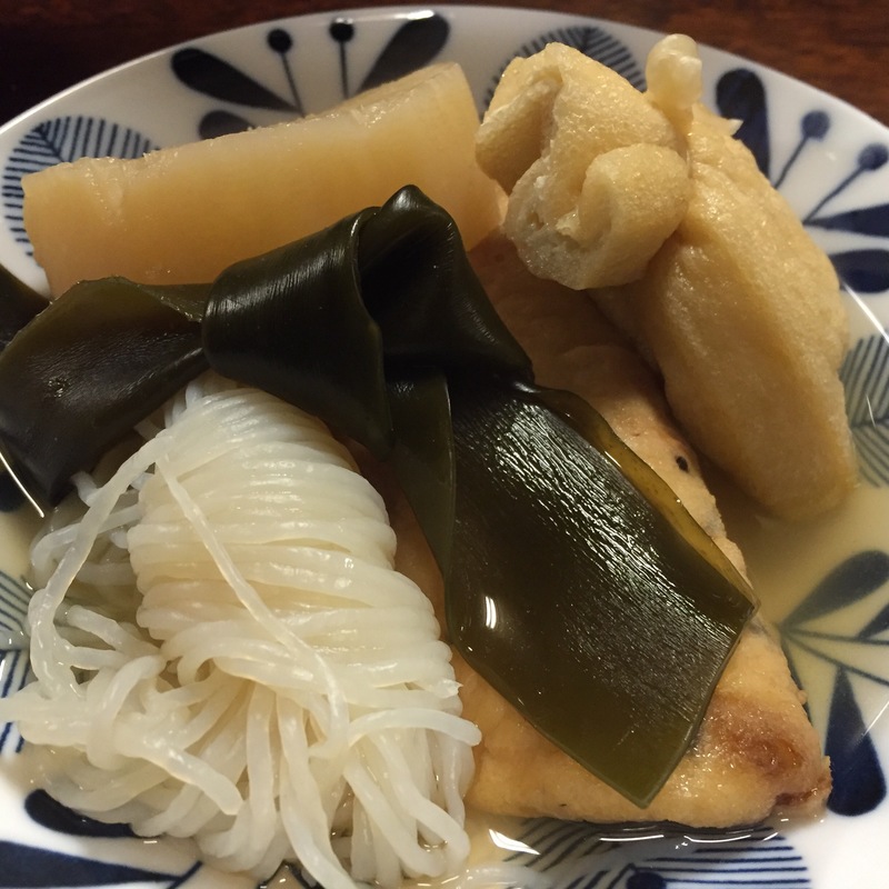 だいこん  餅巾着  がんも  こんぶ  糸こんにゃく(おでん屋末広)