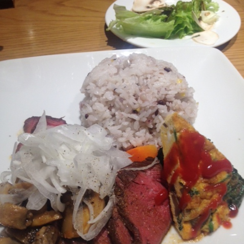 牛はらみの玉ねぎとマッシュルームのソース(MUSHROOM TOKYO（マッシュルームトーキョー 表参道）)