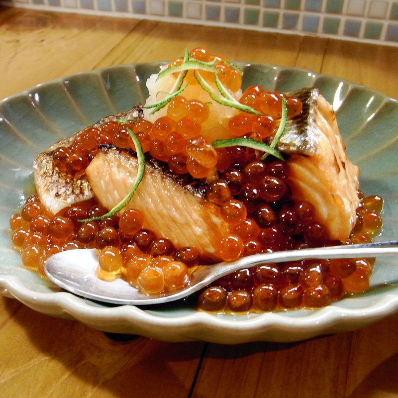 イクラと鮭の親子盛り(やくみや )