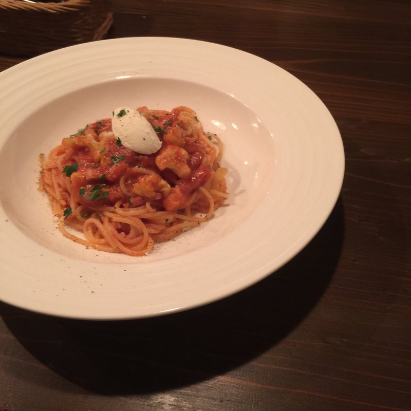 パンチェッタとカリフラワーのトマトソースパスタ リコッタチーズのせ(Soloio)