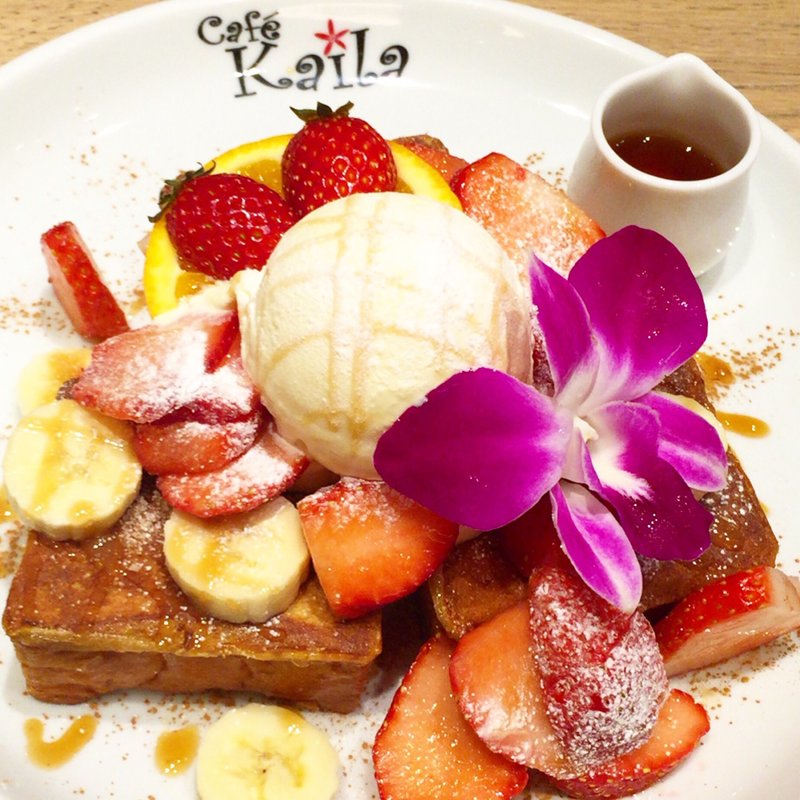 カイラ・フレンチトースト（イチゴ・バナナ・バニラアイスのせ）(カフェ・カイラ)