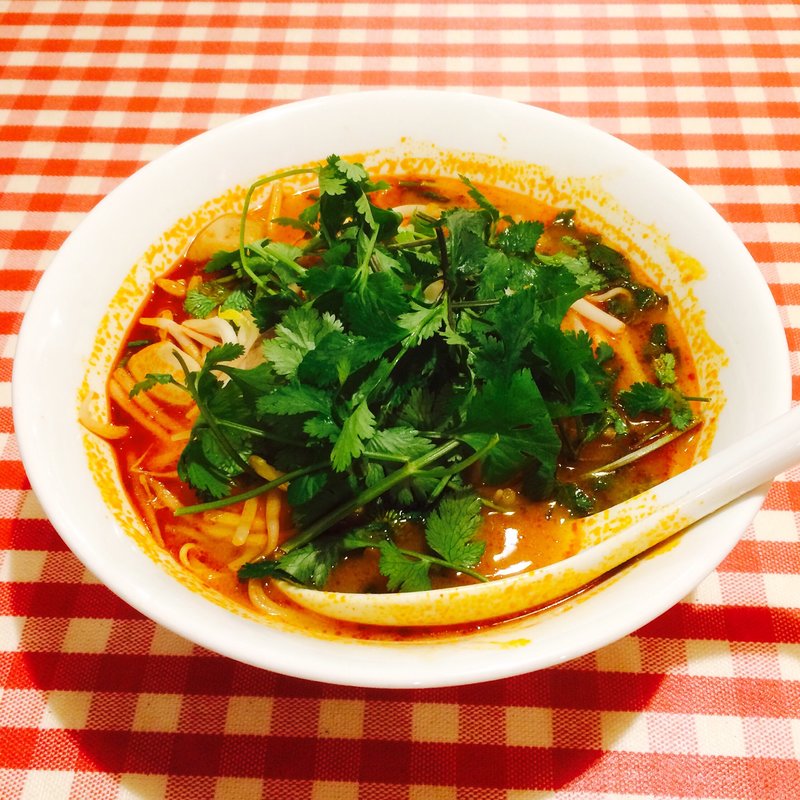 パクチーたっぷりトムヤムラーメン 海老のせ(タイ屋台料理 ティーヌン 飯田橋ラムラ店)