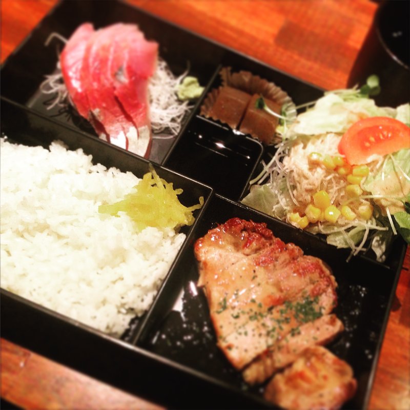 豚ロースのグリル、ツバスの刺身(串カツ居酒屋manimani)