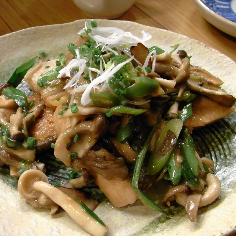 鮮魚とキノコの炒め物(やくみや )