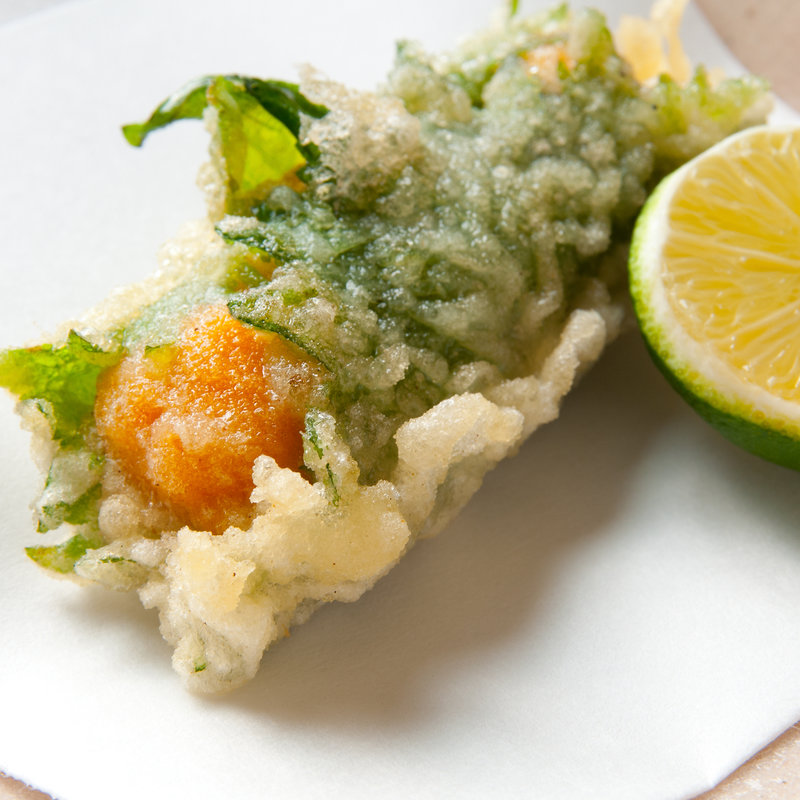 雲丹の大葉巻き(銀座天ぷらよしたけ)