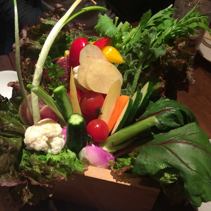 自家農園の採れたて生野菜15種盛り（びっくりします）(焼鳥串焼どろまみれ 四谷店)