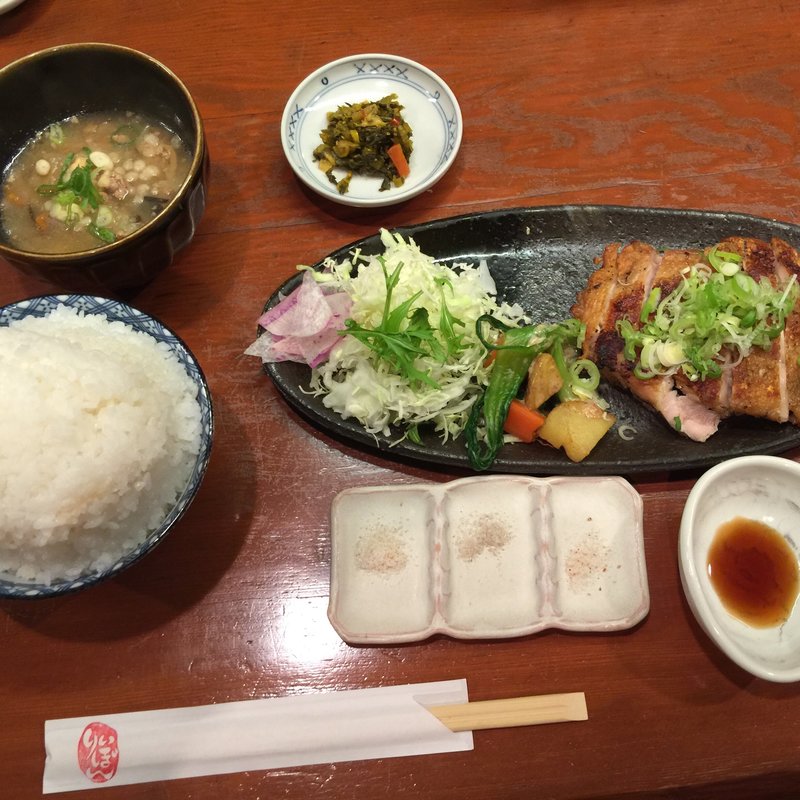 鶏もも肉炭火炙り焼き(一膳飯屋 りぃぼん )