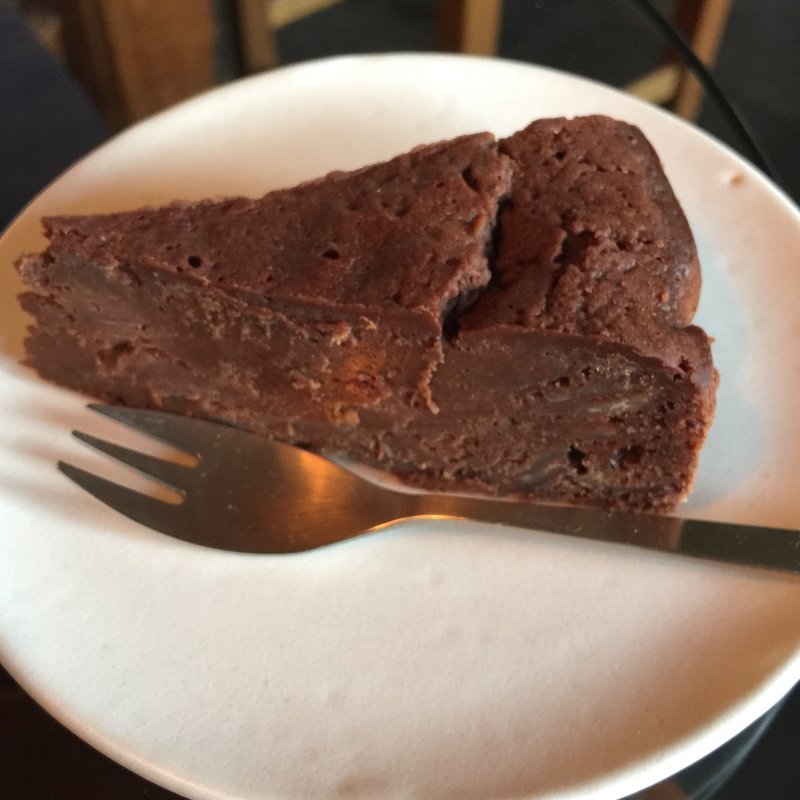 クルミとマスカットレーズン、カルバドス風味のガトーショコラ(やまのは 珈琲と髪)