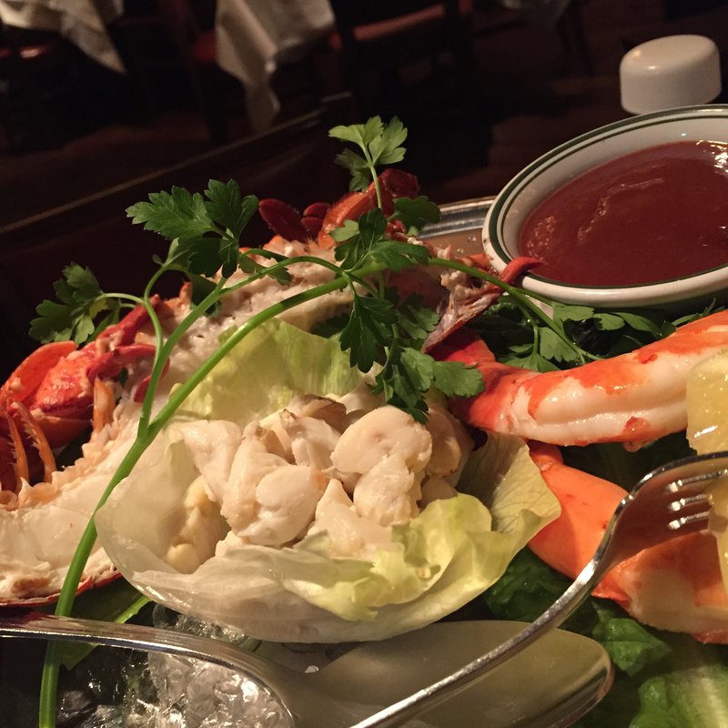 “シーフードプラッター” ロブスター・シュリンプ・クラブミートの盛合わせ(ウルフギャング・ステーキハウス 六本木店)